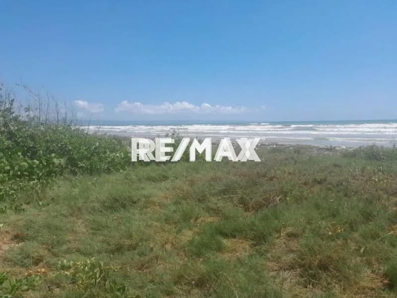 EN VENTA EXCELENTE TERRENO DE 1387 Mts2 A ORILLA DE CARRETERA Y FRENTE AL MAR IDEAL PARA DESARROLLO TURÍSTICO.