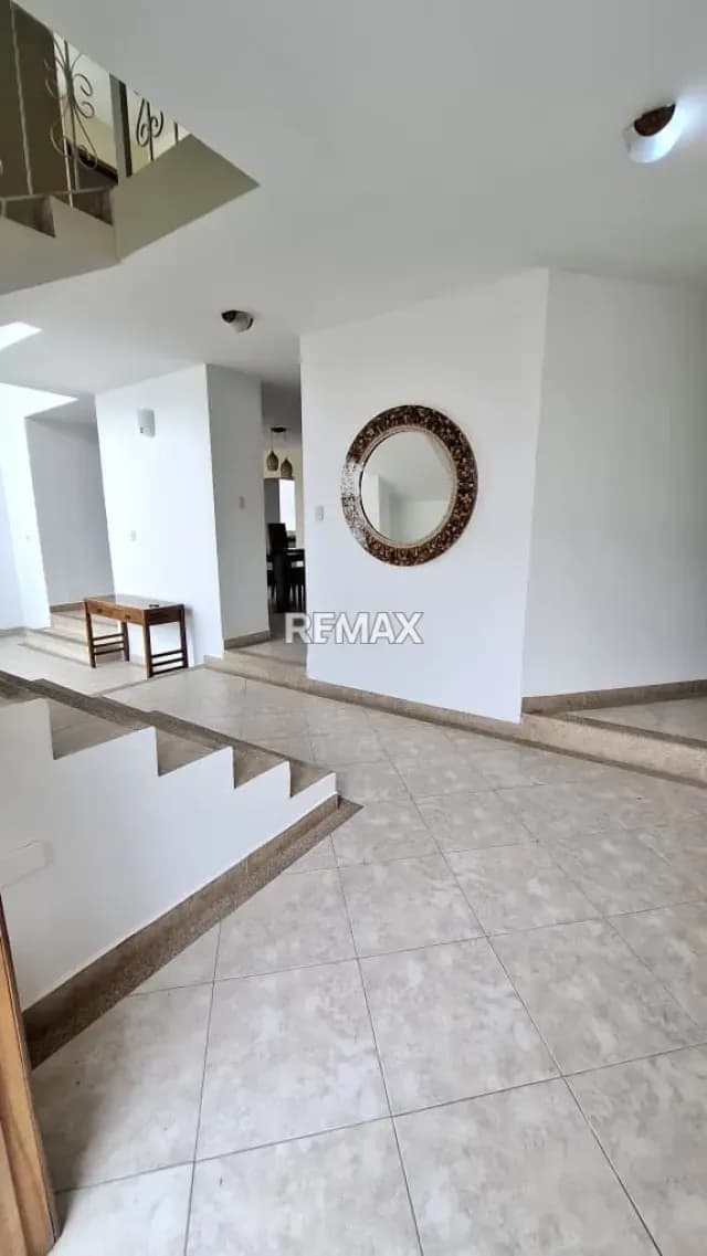 CASA EN ALQUILER EN URB BAJUMBAL