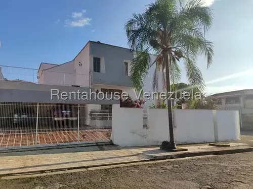 Descubre Tu Nuevo Hogar En Esta Impresionante Casa En Esquina En Calle Cerrada Con Vigilancia. Este Magnifico Inmueble Cuenta Con 5 Amplias Habitaciones Y 6 Baños