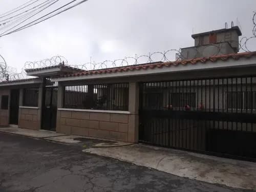 Casa Edificio De 3 Pisos, Multifamiliar. Para Vivir Juntos Todas La Familia Pero No Revueltos