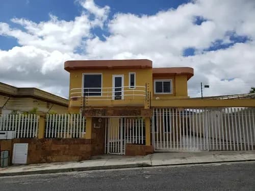 Los Naranjos Del Cafetal Imponente Vista 12 Años De Construcción Escaleras Y Pisos De Mármol Tanque 20.000lts Calle Privada Vigilancia Cámaras 410mts 4 Habitaciones 6 Baños 4 Puestos Moderna Cocina.