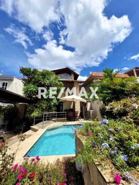Bella casa en venta en el Sector Casa Bote B Lechería con Bella vista al canal