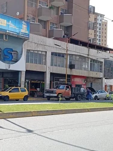 Vende Espaciosa Oficina Diagonal Al Rectorado Uc, En Plena Avenida Bolívar De Valencia. Plof-142