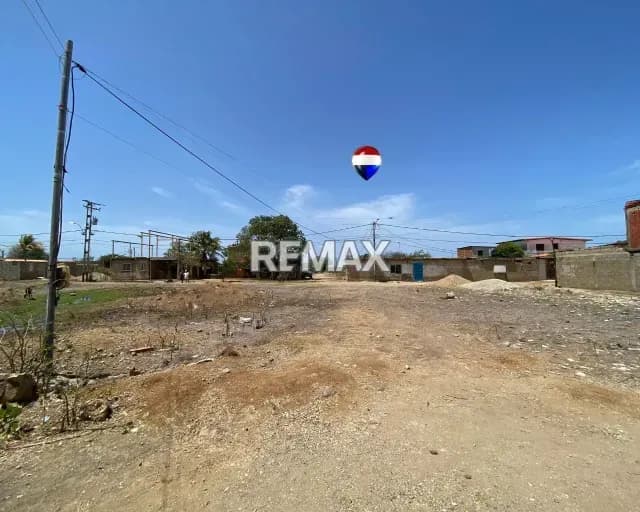 ¡TRIPLE OPORTUNIDAD! 739M² DE TERRENO RESIDENCIAL EN CONUCO VIEJO. BUEN FRENTE DE 37M X 20M DE FONDO CON LUZ Y AGUA. A 18 MIN DE PLAYA EL YAQUE. ¡EL ESPACIO QUE TU PROYECTO MERECE!