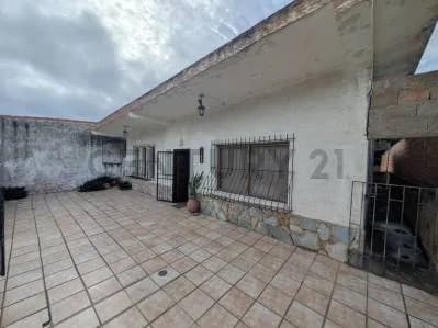 AMPLIA CASA PARA REMODELAR CON PATIO Y ARBOLES FRUTALES UBICADA EN LOS ROBLES