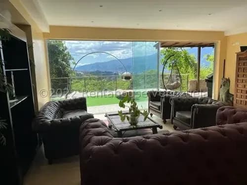 Casa En Venta En Alto Hatillo Ubicada En Calle Cerrada Con Vigilancia, Vista Al Ávila Y Amplio Jardin