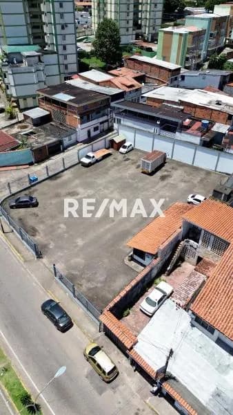 Terreno con oficina en Venta
