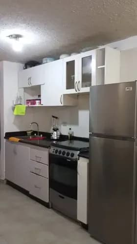 Vende Apto En San Diego, El Tulipán 56 M2, Planta Baja Semiamoblado Cerca Del Parque Infantil $45.500 Cocina Empotrada 2 Habitaciones Baño Sala Comedor, 1 P/e. Pisos De Cerámica Todo Con Reja
