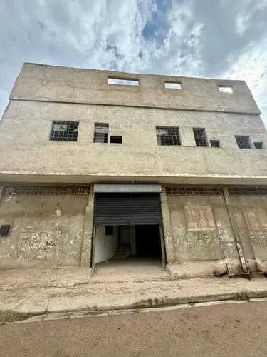 Opotunidad De Edificacion En Obra Gris De Galpon Con 2 Locales Comerciales