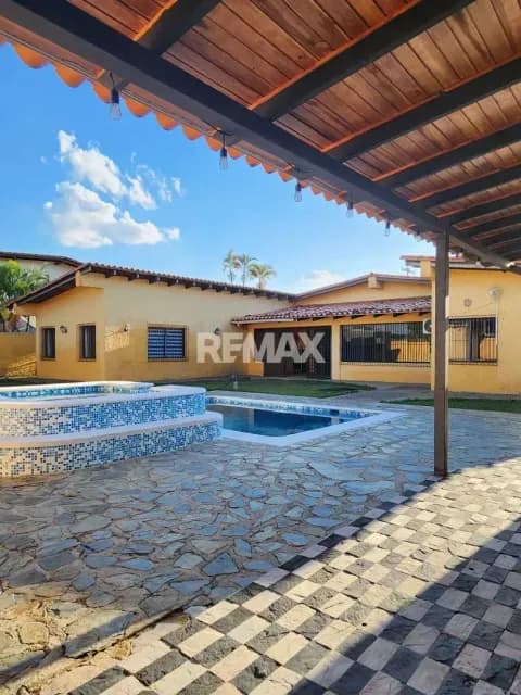SE VENDE CASA EN URB. LA LAGUNITA, TIPURO.