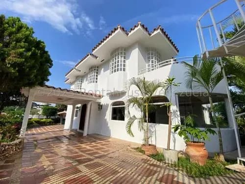 Karen Burgos Vende Exclusiva Casa Al Este De Barquisimeto, Cód. 26-12161, Amplios Espacios Creados Para El Confort, Te Permiten Diseñar Tu Vida Diaria De Hermosos Detalles.