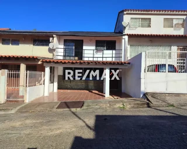 HERMOSA CASA DE TRES NIVELES EN LA ASUNCIÓN