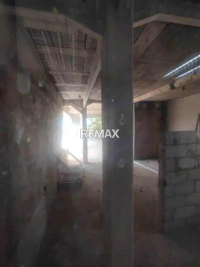 Disponible para alquiler fijo local comercial en CC. Vista al mar. Obra gris