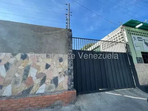 Julio Martínez Alquila Amplio Galpón En La Mata Cabudare, Cód. 26-10749, Amplia Área De Almacenamiento, Oficina Privada Para Gestión Administrativa.