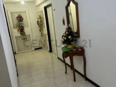 Apartamento Semi amoblado en venta ubicado en urb Lomas del Este