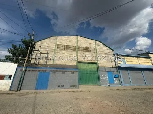 Julio Martínez Vende Amplio Galpón En Zona Oeste De Barquisimeto, Cód. 26-8242, Ideal Para Almacenamiento De Agua O Combustible.
