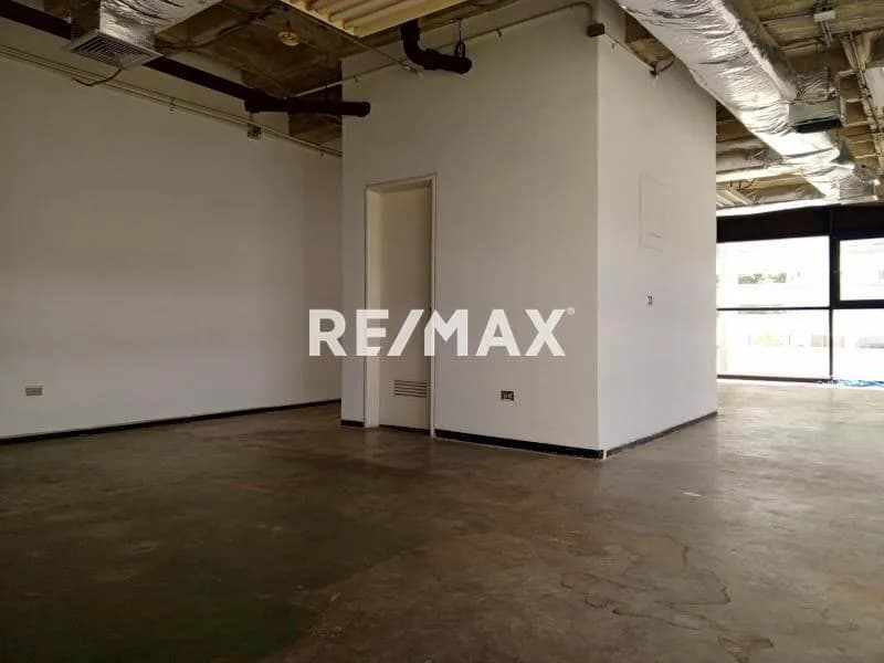 Oficina en Alquiler en C.C. Los Samanes, Baruta – 88 m², 2 Baños, Aire Acondicionado y Estacionamiento Gratuito