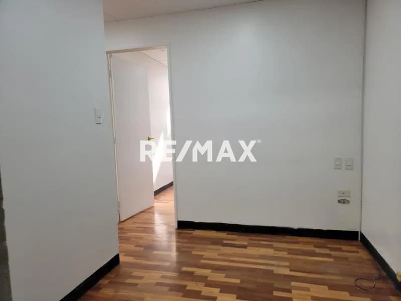Oficina en Alquiler en C.C. Los Samanes, Caracas | 50 m² | Alta Afluencia Comercial + Estacionamiento Gratuito