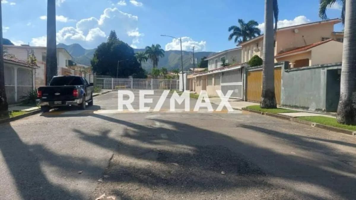 Se Vende casa en la viña a remodelar en calle cerrada con vigilancia