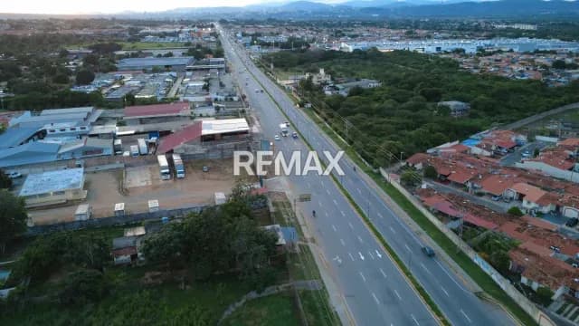 Terreno con casa en venta uso comercial en plena Av. Intercomunal