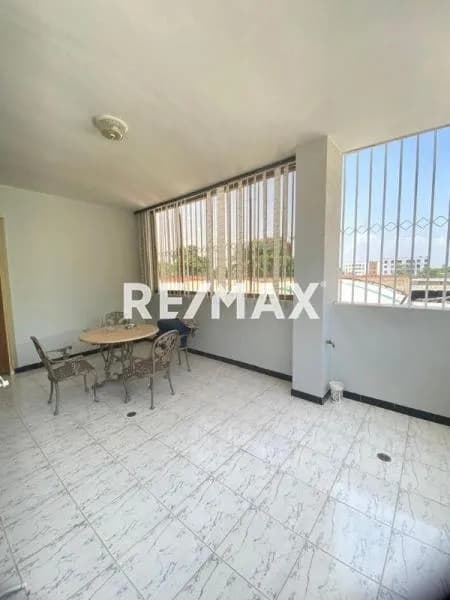 En venta apartamentos impecables y galpones amplios y cómodos