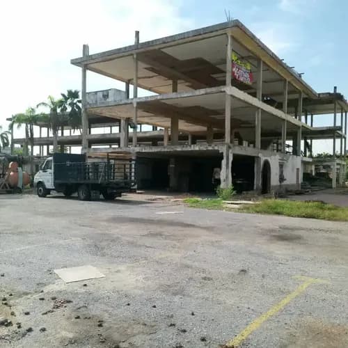 Terreno En Chichiriviche Con Bases (construcción Terminada Solo Planta Baja) Ubicación Privilegiada En La Zona Más Céntrica Y Concurrida De Chichiriviche -antigua Ubicación Del Hotel (las Garzas) -c