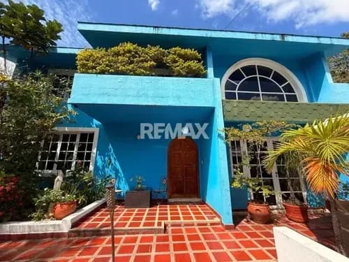 Hermosa Casa Azul En La Av Principal El Castaño
