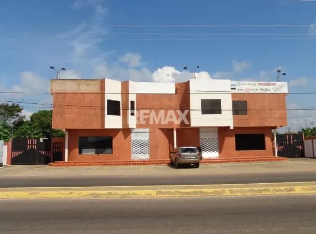 Local con Galpón en Ciudad Ojeda (Av. Cristóbal Colón)
