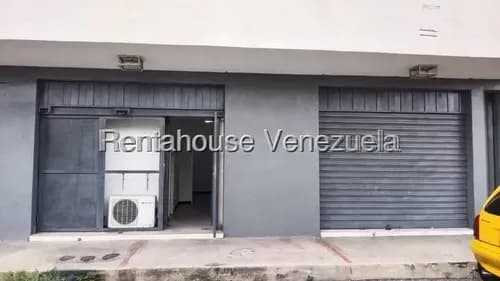 María Valera Ofrece En Alquiler Local Comercial A Pie De Calle, Posee Dos Entradas Con Santa Maria Una De Ellas Con Sistema Electrónico Y Control Remoto.