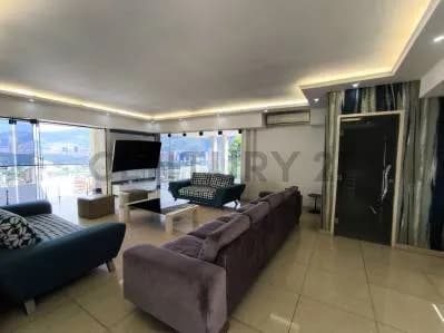 "Tu Refugio Perfecto: Casa Remodelada con Vista Espectacular al Ávila y Caracas"