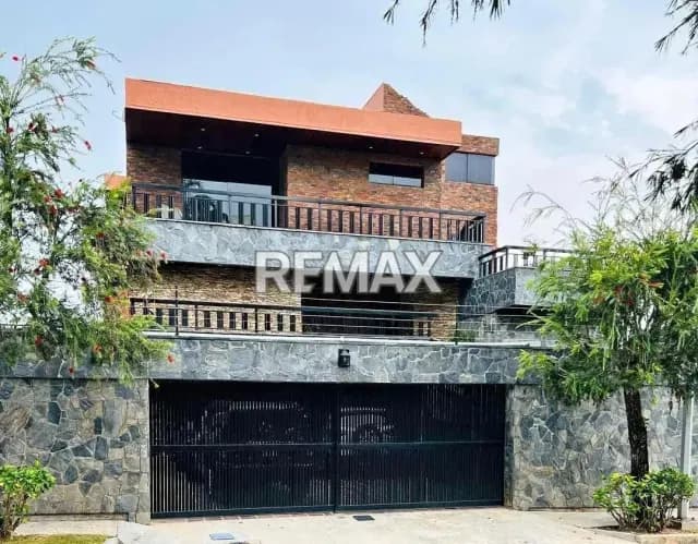 Casa en venta en Altos de Guataparo 800mtr2 3 niveles y con piscina ( Favor No Publicar )