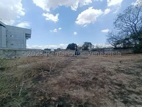 Estupenda Parcela De Terreno, 3.880 Metros Totalmente Planos, Con Posibilidad De Acceso Por 2 Calles, Avenida Bolívar Y Paseo Cabriales. Documentos Al Día, Lista Para Su Desarrollo Comercial.