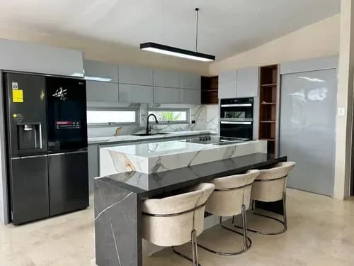 Yasmin Roa Vende Asa En La Urb. Trigal Norte, Calle Cerrada Semi Amoblada Cod 322997