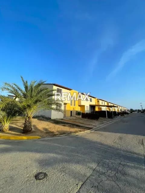 VENTA DE TOWNHOUSE + PARCELA GEMELA: EL LIENZO PERFECTO PARA AMPLIAR O CONSTRUIR EN MANEIRO