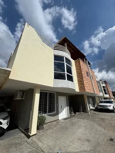 Townhouse En Urb La Floresta