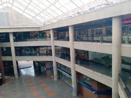En Alquiler, Local Comercial De 17 M2, Con Mobiliario Ubicado En El C.c. Santa Fe, Nivel 3. Jp