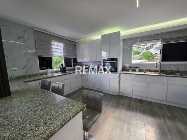 Casa remodelada y amoblada en colinas de bello monte