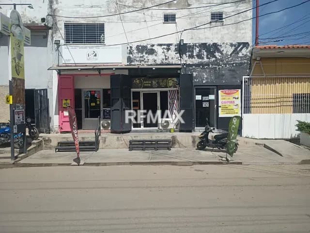 OPORTUNIDAD DE INVERSION CASA CON 3 LOCALES COMERCIALES