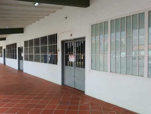 Local En Alquiler, 2e8080, Rafael Gamarra Ofrece En Plena Avenida Bolivar De Los Rastrojos. Ubicaion Estrategica, Cerca De Diversos Negocios, Urbanismos, Comercios, Alto Trafico Vrhicular. Baño, Patio