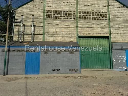 Diana Blanco Vende Amplio Galpón Al Oeste De Barquisimto, Cód. 26-8242, Ideal Para Almacenamiento De Agua O Combustible.