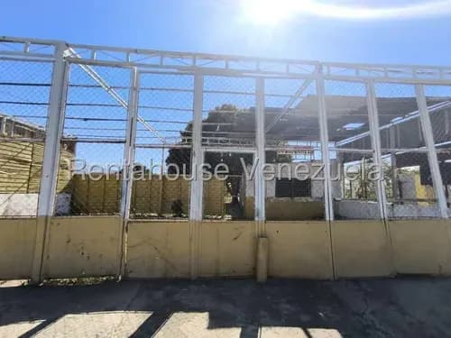 En Alquiler Amplio Terreno, , Estratégicamente Ubicado En Una Vía Principal Del Sur De La Ciudad De Valencia, Es La Oportunidad Que Esperas. Su Amplitud Y Visibilidad Te Permitirán Destacar