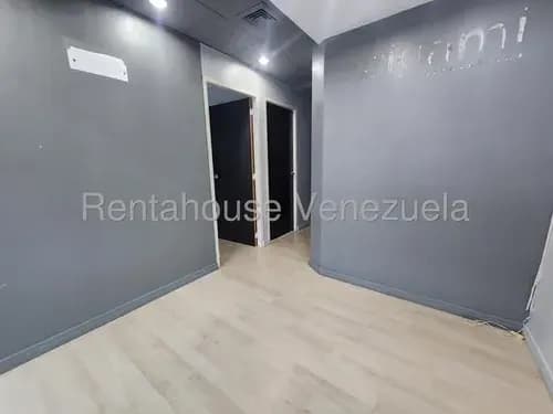Oficina En Alquiler Con Tres Despachos Independientes En La Trinidad #25-12517