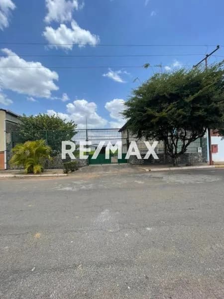 En Alquiler Galpón Industrial con terreno zona Industrial Lis Pinos
