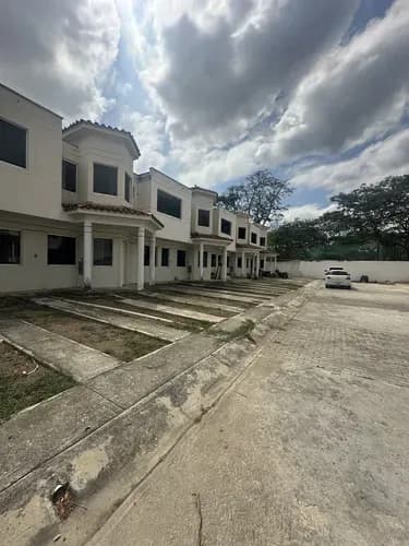 Mariana Castellanos Inzitu Realtors Town Houses Obra Gris Villas De San Diego Country Club Carabobo Solo Clientes