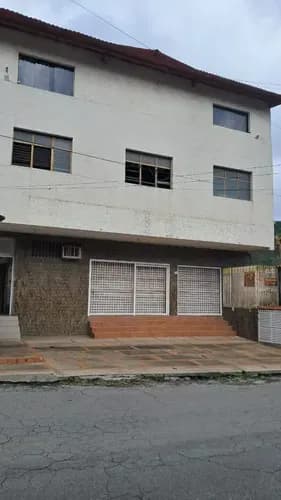 Se Vende Edificio Industrial Y De Vivienda En Turumo En Calle Cerrada.
