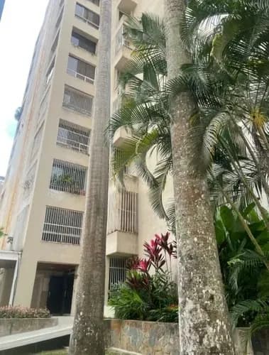 En Venta: Amplio Apartamento Con Gran Potencial De Remodelación
