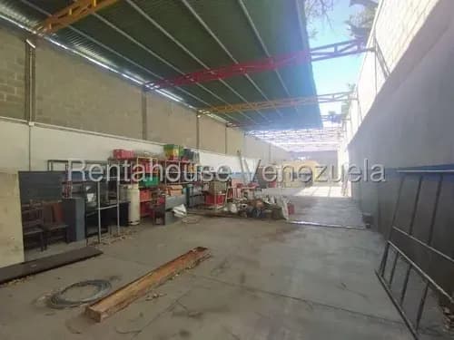 Daniela Linarez Vende Excelente Galpón Con Local Comercial, 412 Metros De Terreno, Local De 100 Metros, Con Deposito, 2 Baños, Ubicado En Avenida Principal Del Centro De Barquisimeto
