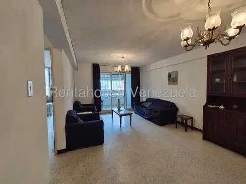 (cliente Directo) Venta 26-20148 Apartamento Original Con Pisos De Granito Blanco, Balcón Iluminado Y Suministro Continuo De Agua. Ubicado En La Candelaria.