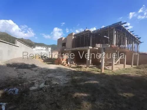 En Venta Terreno En Construcción De Cuatro (04) Th De 206,04 M2 Aprox. De Construcción, Cada Una, Constituidas Por Dos Plantas, Con Estacionamiento Techado En El Frente, Es Un Desarrollo De Conjunto