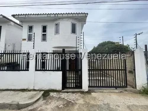 Townhouse En Venta En San Juan De Los Morros La Guaiquera 25-13629 Wjo